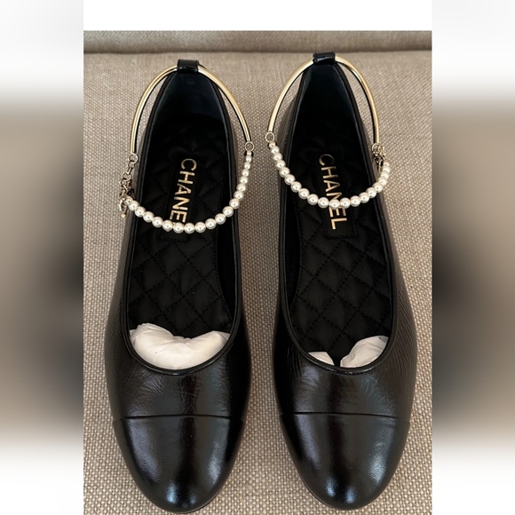 EUC CHANEL Black Glazed Calfskin Ballet Flats with Pearls/Charms Anklet Size 42 - Picture 3 of 9